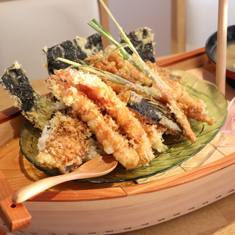 ごつ盛り丼(海鮮レストラン舫い船)