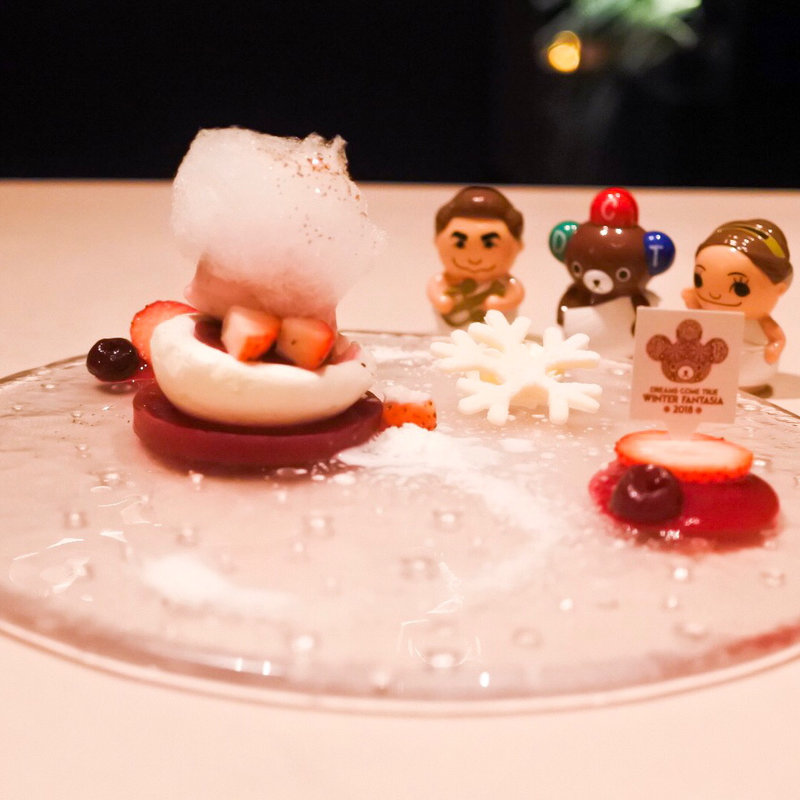 Dolce「 初雪 」より　苺のスフレグラッセ ホワイトチョコの初雪見立て(スミレオオサカ （sumile OSAKA）)