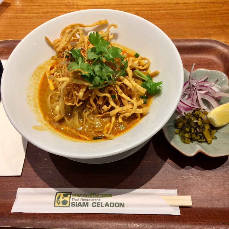チェンマイ名物チキンカレーヌードル「カオ・ソイ」(サイアムセラドン　御茶ノ水)