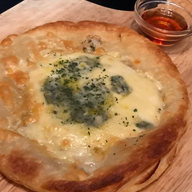 ハニー&ゴルゴンゾーラのパイ生地サクサクピザ(白木屋 南海なんば北口駅前店)