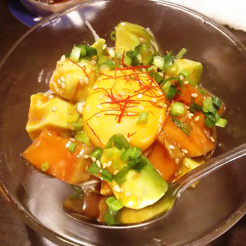 サーモンアボカドのユッケ(居酒屋 土間土間 川崎仲見世通り店)