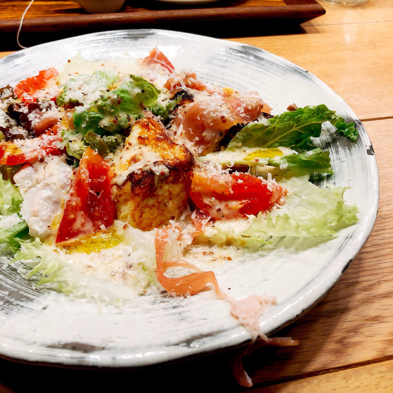 生ハムとシーザーサラダのフレンチトースト(一歩一歩のカフェ食堂)
