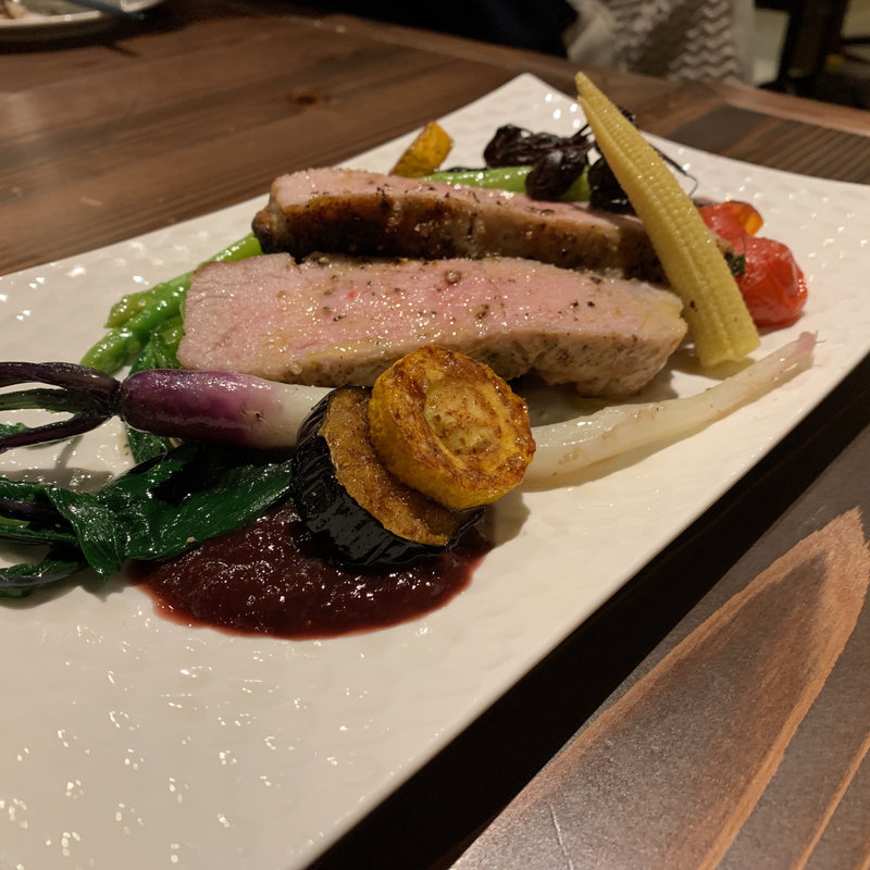 厚切り白王豚の網焼き～焼いた葡萄といちじくソース～(スペイン食堂 エルペケーニャ)