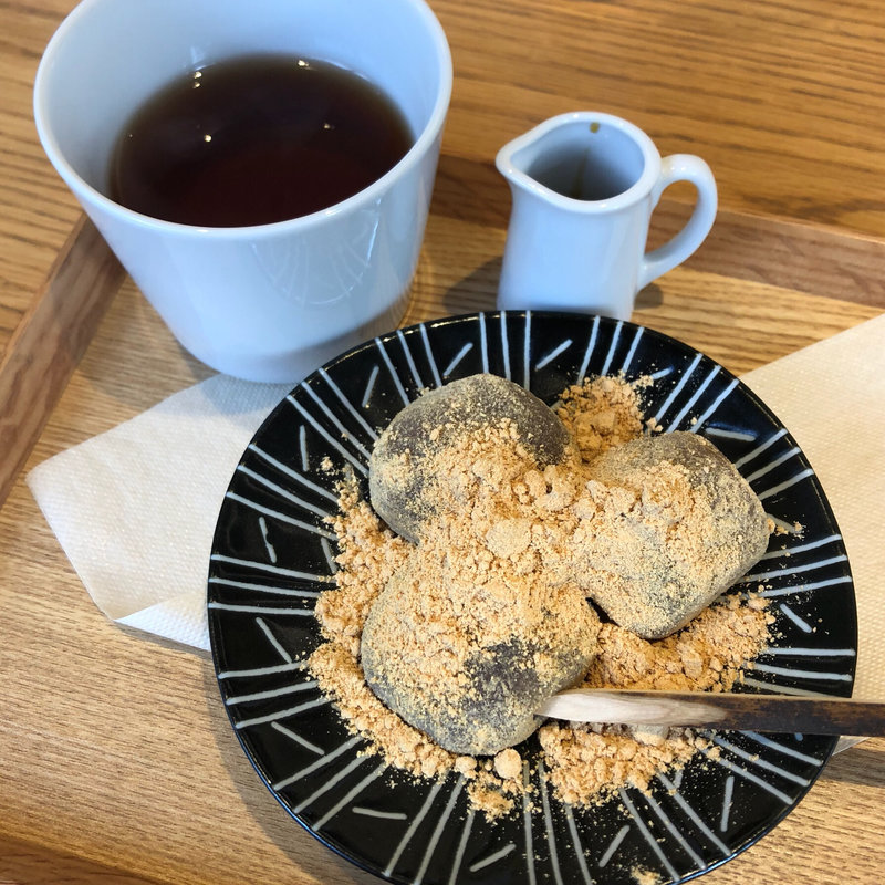 こしあん包みわらび餅 ほうじ茶付き(赤門テラス なゆた)