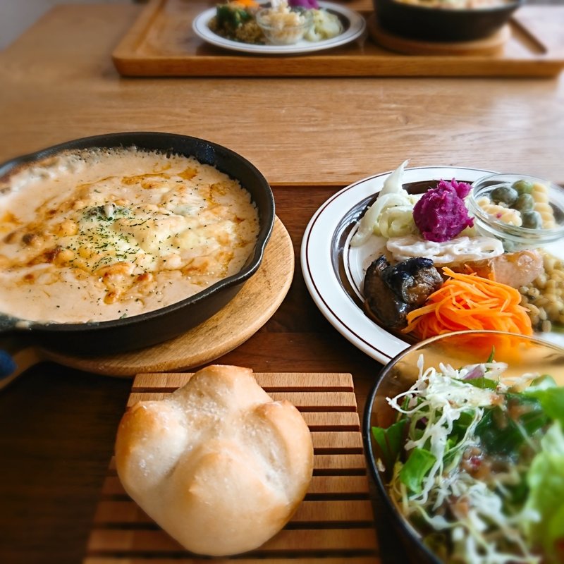 海老ときのこのビスク風ファルファッレグラタンお野菜のDELIのプレート(monoile cafe)