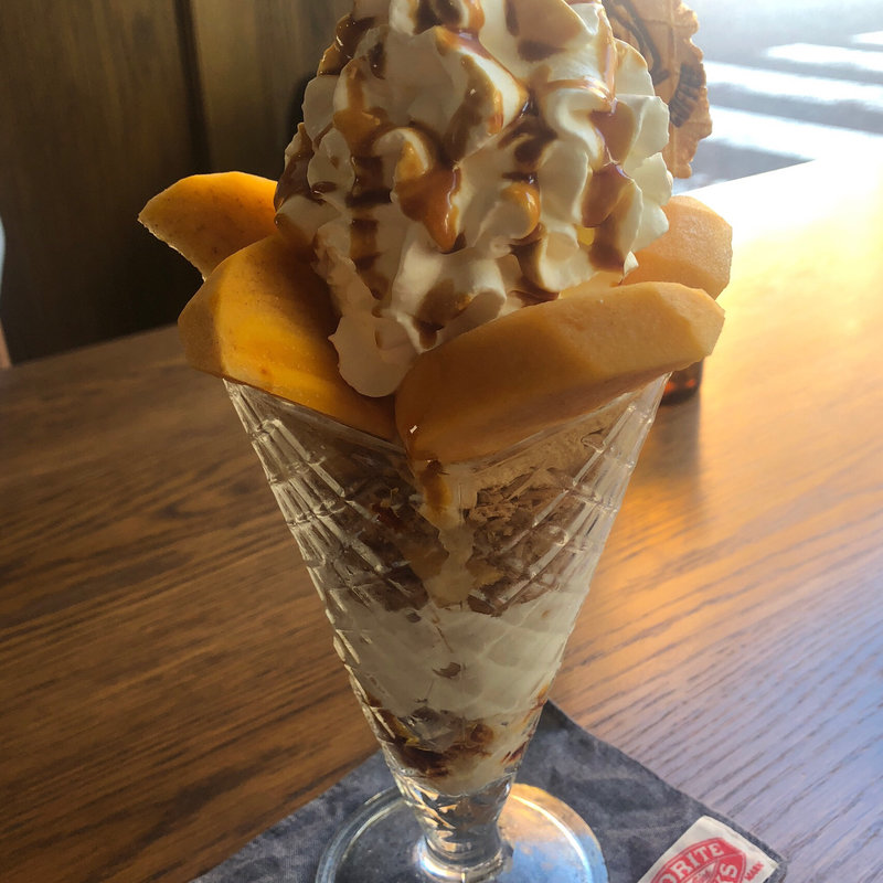 季節のフルーツパフェ(フェイバリットコーヒー )