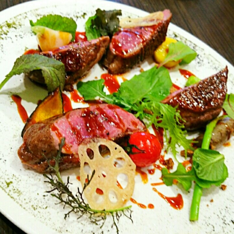 ハチミツとスパイスで仕上げた鴨胸肉 赤ワインヴィネガーソース(俺のフレンチ 博多)