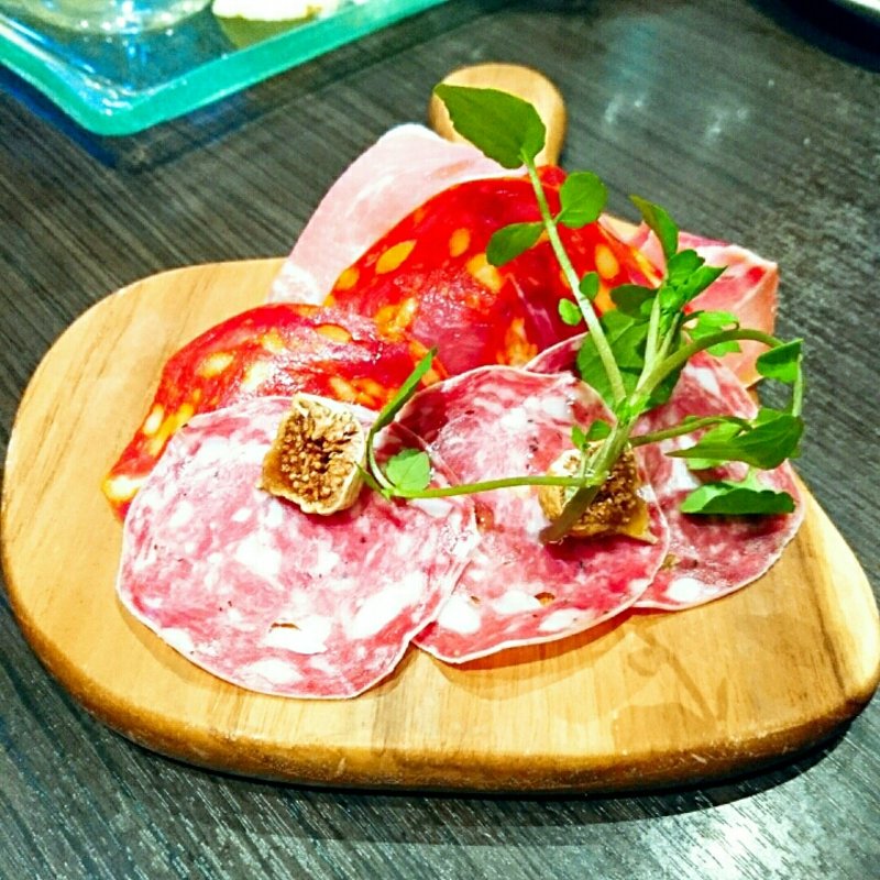 生ハムとサラミの盛り合わせ(俺のフレンチ 博多)