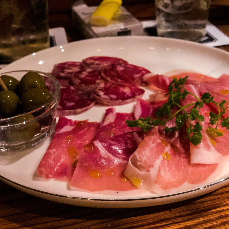 パルマ産生ハムとサラミの盛り合わせ(シュガー・プラム サンジュウサン)