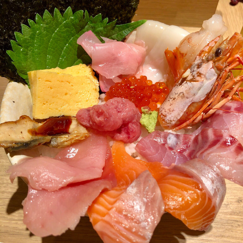 メガ盛り海鮮丼(街のみなと大起水産さんちか店)