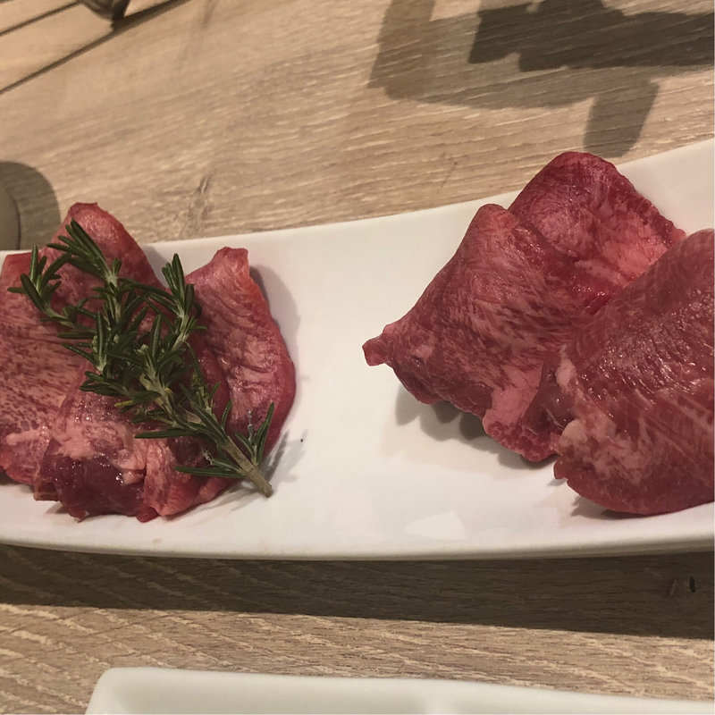 熟成タンと上タン食べ比べ(熟成和牛焼肉 エイジング・ビーフ 大宮店)