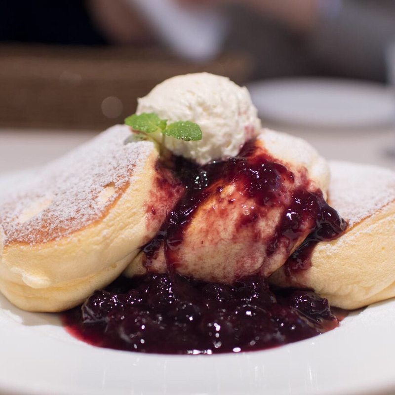 濃厚チーズムースパンケーキベリーソースがけ(幸せのパンケーキ渋谷店)
