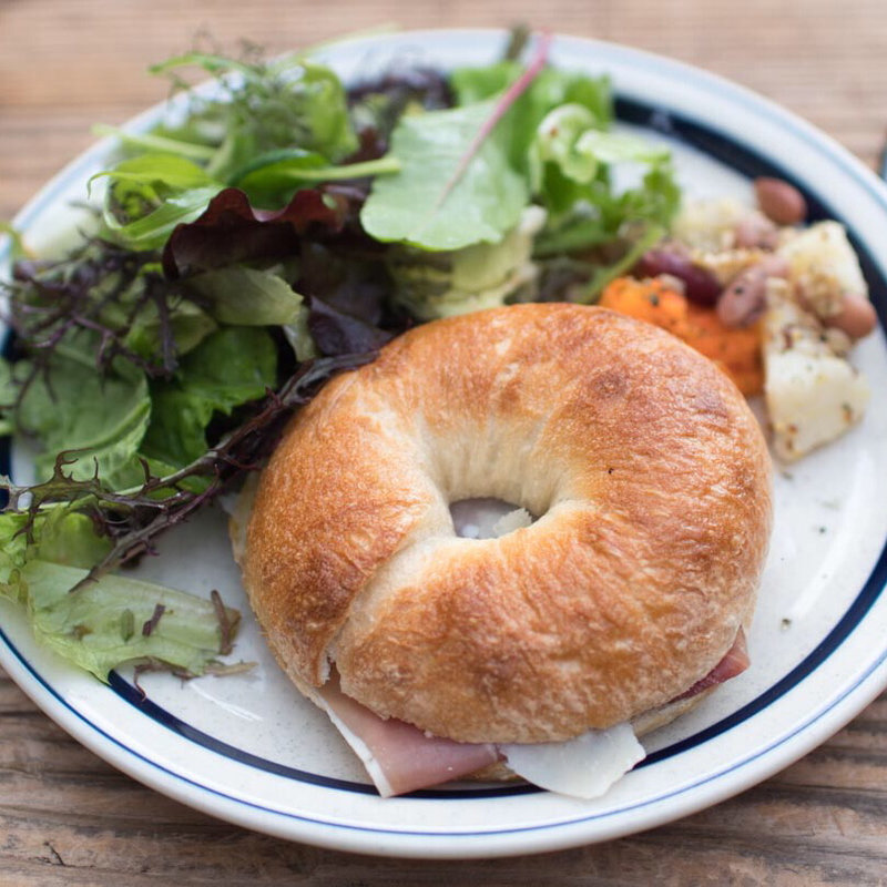天然酵母のベーグルサンドと本日のサラダプレート プロシュート&パルミジャーノ(パーランド （parland）)