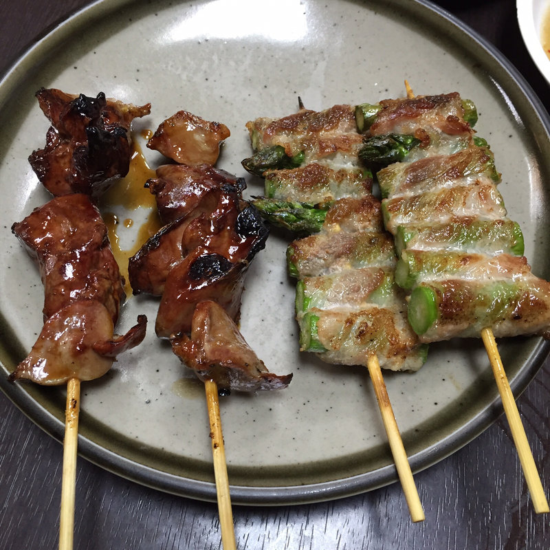 アスパラ肉巻き、もつ(鳥やす本店)