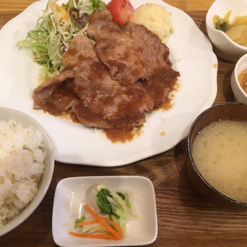 しょうが焼き定食(こもろ食堂)