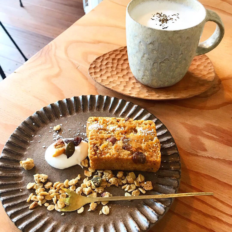 キャロットケーキとほうじ茶ラテ(kokage cafe)