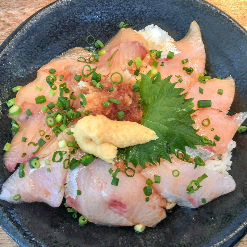 朝〆カンパチの九州甘醤油丼(魚河岸酒場 FUKU浜金 KITTE名古屋店)