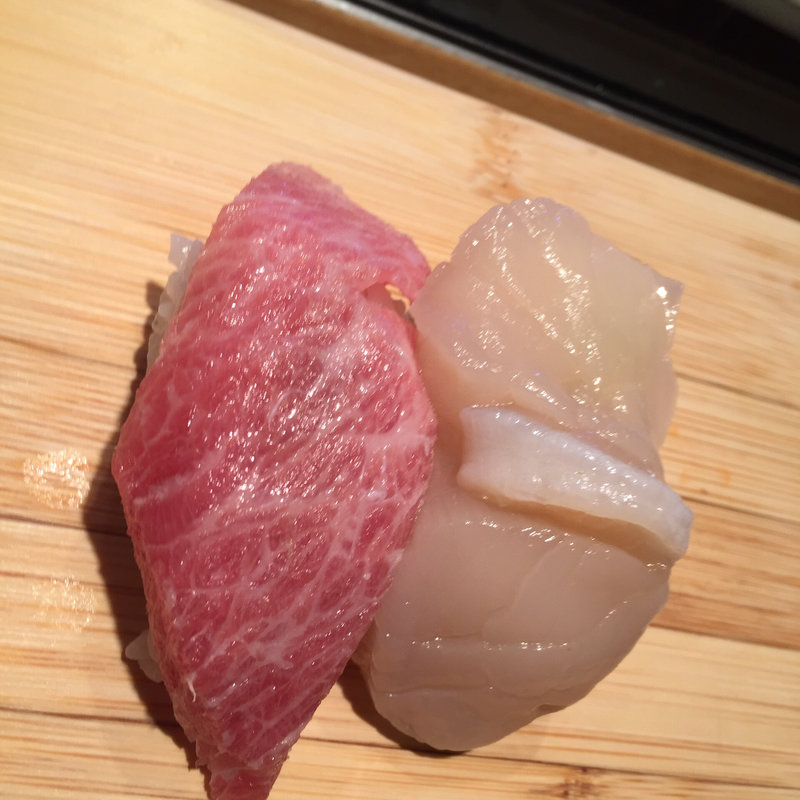 大トロ生ホタテ(立喰い鮨 まぐろ人 御徒町出張所)