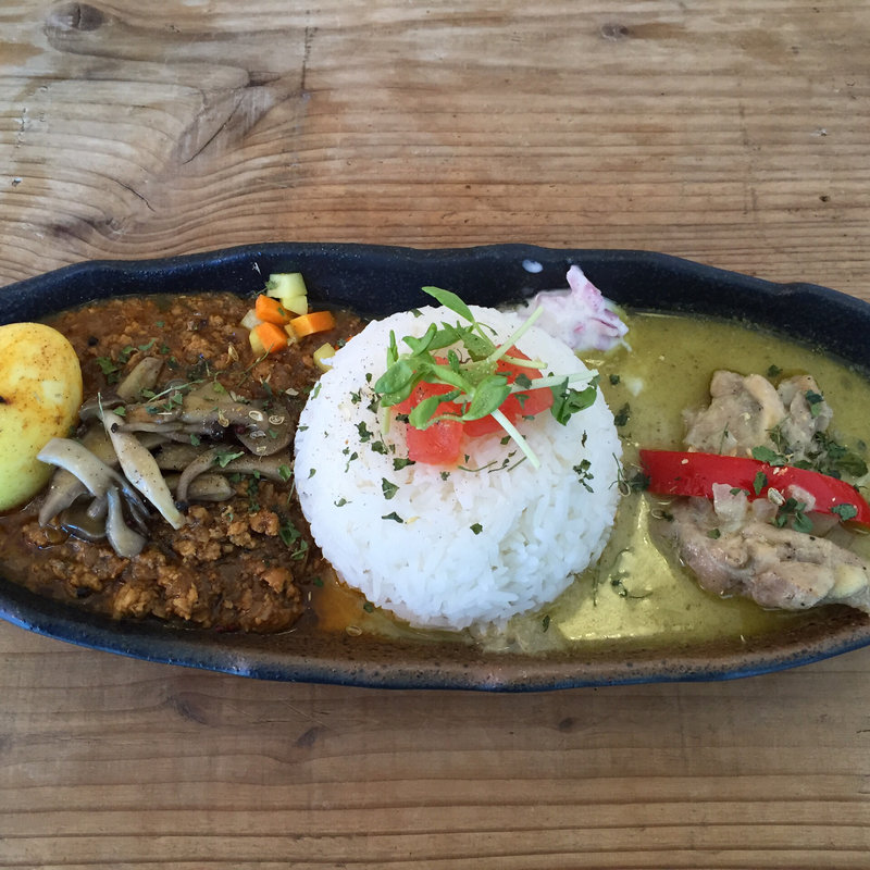 きのこのマスタード炒めキーマと鶏のグリーンカレーとスパイス玉子(スパイスカレー ハナビー)