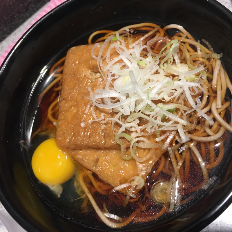 きつねそば、生卵(駅そば 大江戸そば 浜松町)
