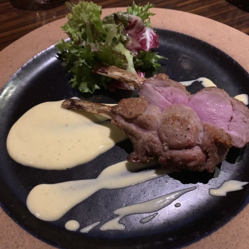 骨付き子牛ロースのグリエ ディジョンマスタード風味のクリームソース(バー エースタイル （Bar A-style）)