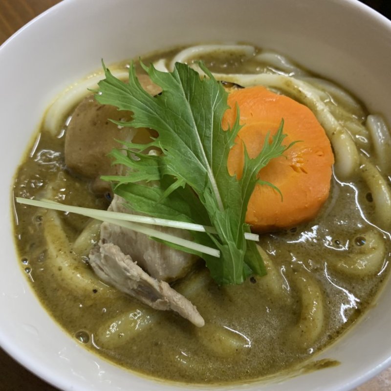 ゴロゴロ野菜と骨付き鶏肉グリーンカレーうどんハーフサイズ(麦衛門)