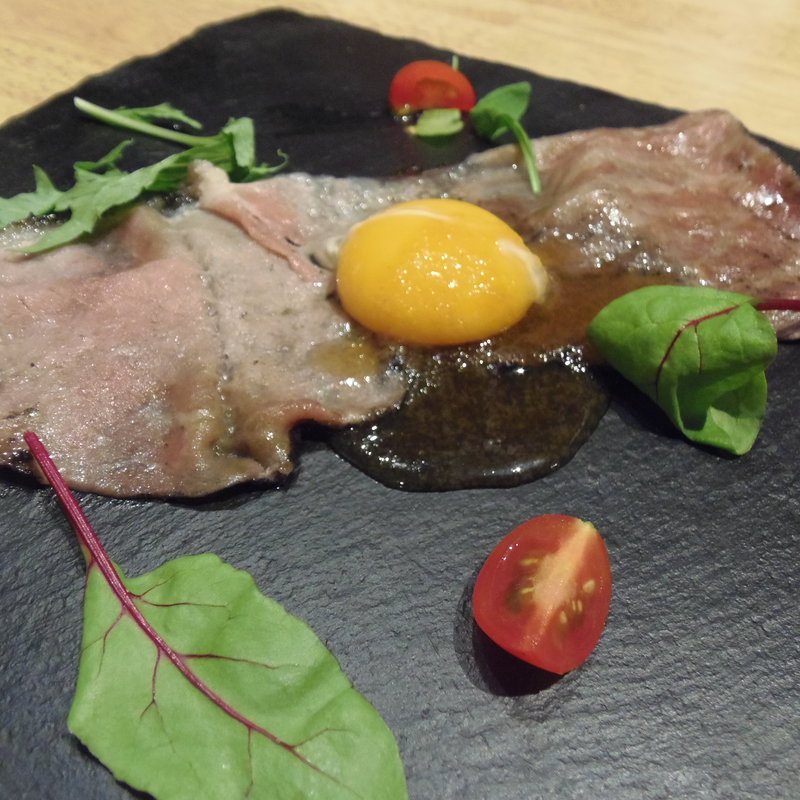 絶品！とろとろ炙りユッケ(江坂バル 炭火とお肉とお魚と Mr.MEAT & Ms.CHEESE)