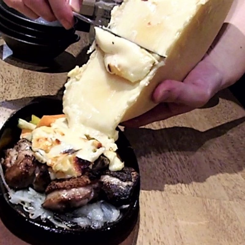 ラクレットチーズ　  炭焼きチキン＋新鮮生野菜盛り合わせ(江坂バル 炭火とお肉とお魚と Mr.MEAT & Ms.CHEESE)