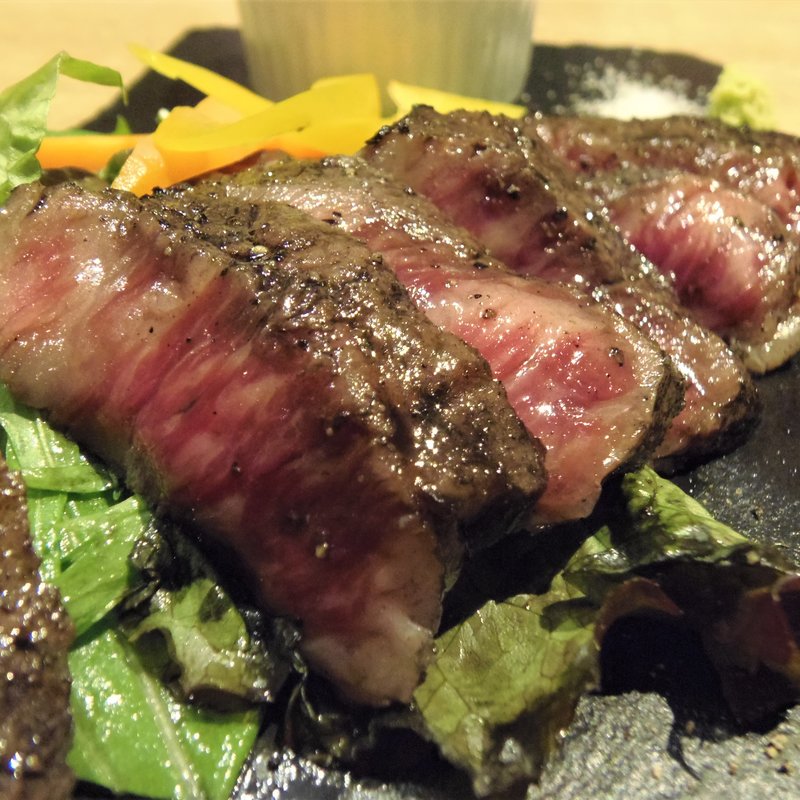 料理長が厳選した本日のA5ランク  プレミアム炭火焼ステーキ(江坂バル 炭火とお肉とお魚と Mr.MEAT & Ms.CHEESE)