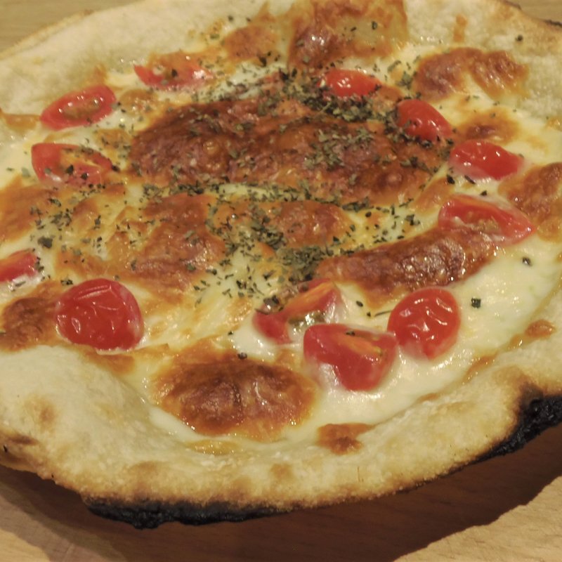 白のマルゲリータピッツァ(江坂バル 炭火とお肉とお魚と Mr.MEAT & Ms.CHEESE)