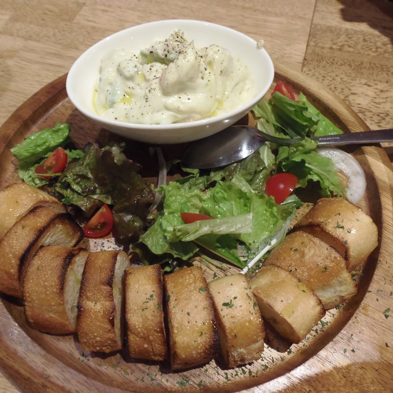 エビとアボカドの濃厚タルタル仕立て　(江坂バル 炭火とお肉とお魚と Mr.MEAT & Ms.CHEESE)