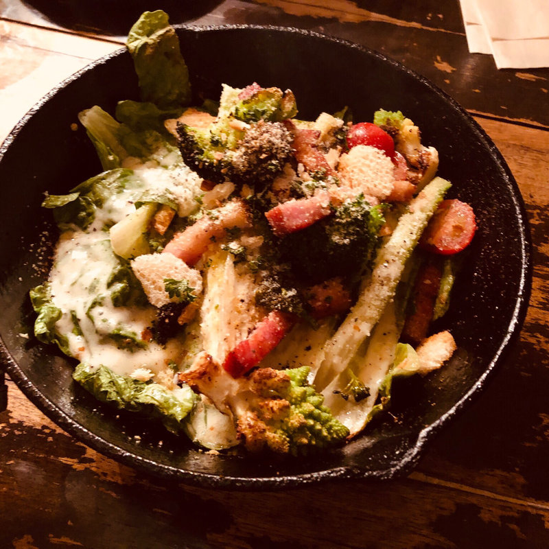 ロメインレタスの焼きシーザーサラダ(山猫バル)