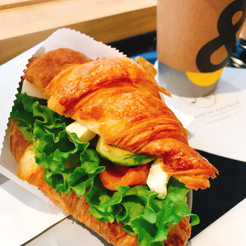 クロワッサン　ベーコンアボカド(アンドコーヒー メゾンカイザー)