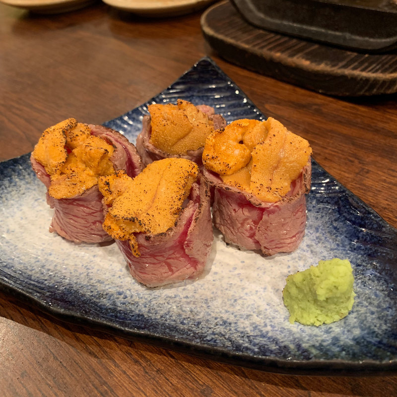 宮崎ご当地グルメとして人気の高い肉巻きおにぎり。(黒木屋 銀座一丁目 )