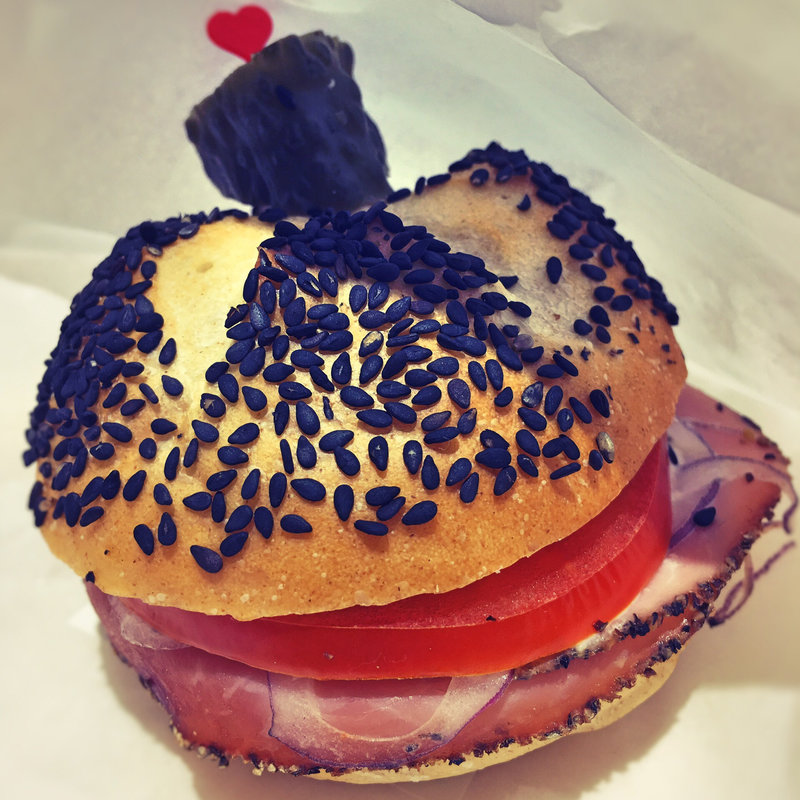 ペッパーハムとクリームチーズのライ麦サンド(ベーカー バイツェン マークイズ福岡ももち店)