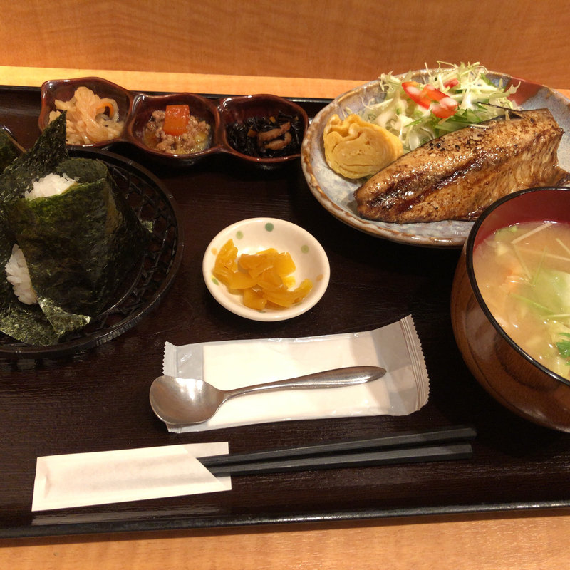 鯖塩定食(おにぎりのさんかく山)