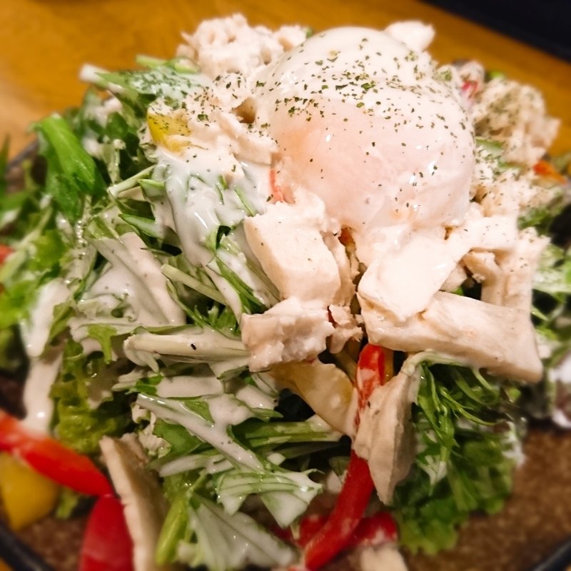 チキンと温玉のシーザーサラダ(隠れ家ダイニング林Rin)