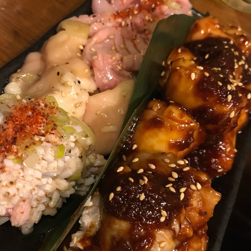 ホルモンのタレと塩の盛合せ(炭火焼肉ホルモン みなみ)