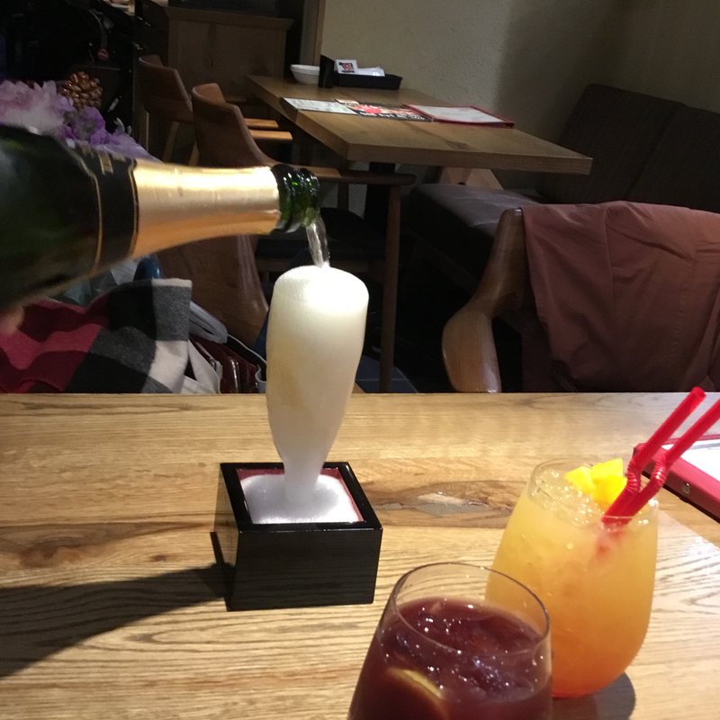 こぼれスパークリング　1杯(難波 肉炉端 ロバート )