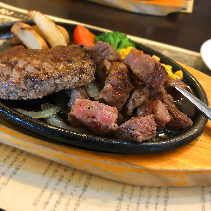 サイコロステーキ＆ハンバーグランチ(成しま  草薙店)