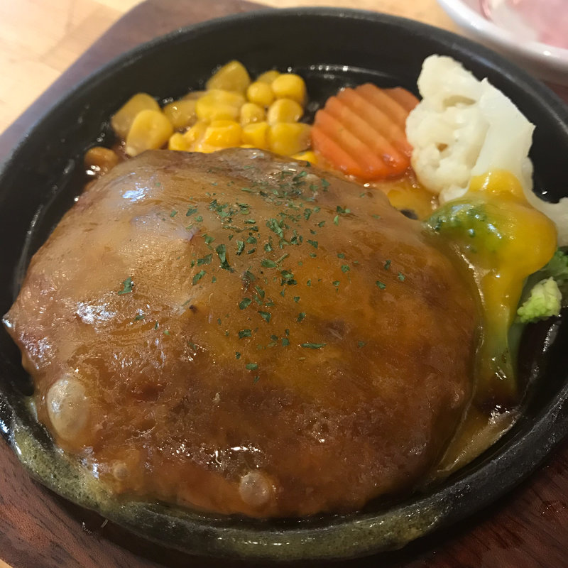とろけるチーズハンバーグ(肉バル BEEF KITCHEN STAND 歌舞伎町店)