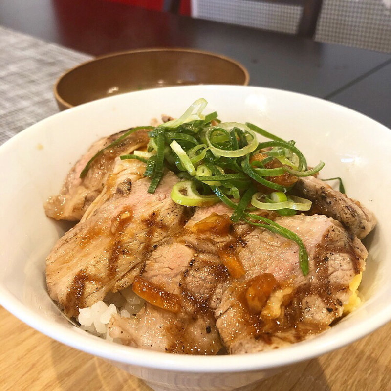 ステーキ丼(マんプクカツヤ)