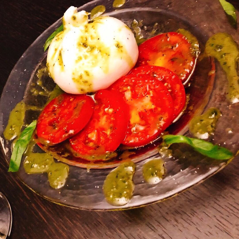 ブッラータチーズのカプレーゼ(牛タン&ワインバル SHITAN’S（シタンズ） 上野店)