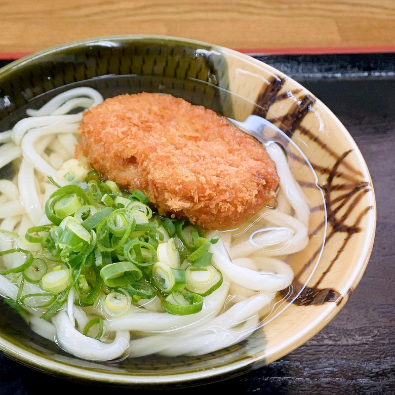 コロッケうどん（かけ+コロッケ）(うわさの麺蔵 )