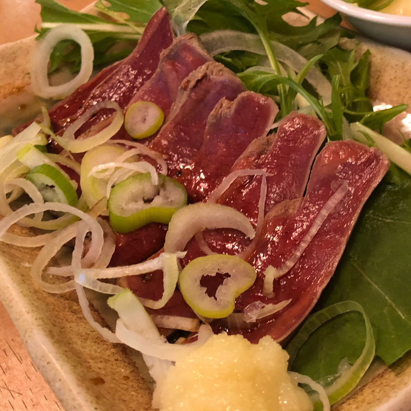 牛ハツ刺し(新橋 やきとん まこちゃん 新館)