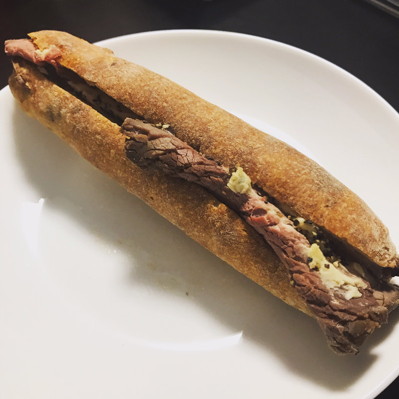 ローストビーフと青カビチーズのソース(Le Petit Mec 日比谷店)