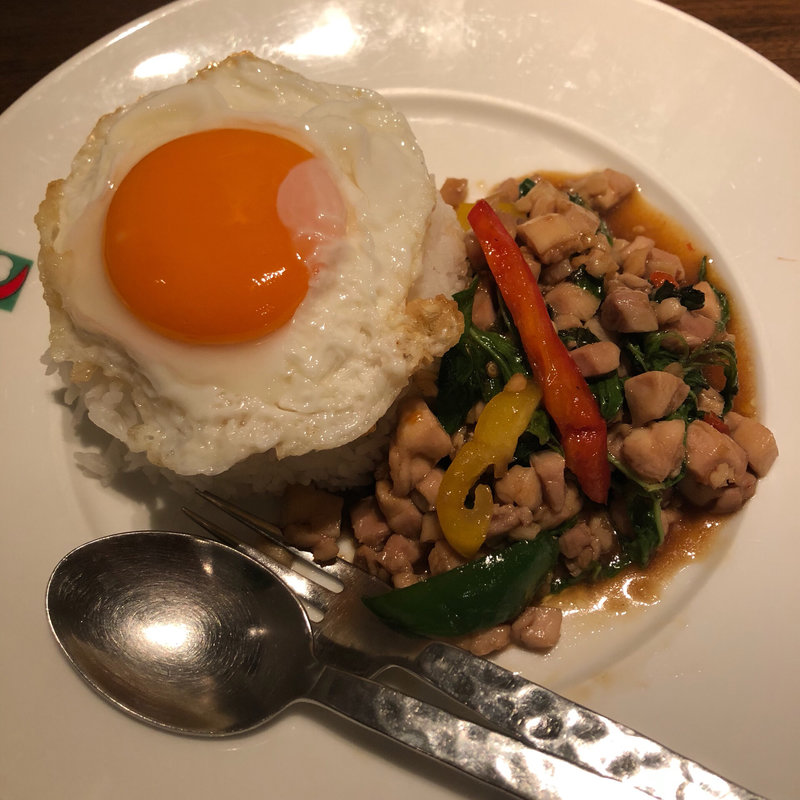 カーオ ガイ パット バイ ガパオ(バンコクキッチン 新宿店 （Bangkok Kitchen）)
