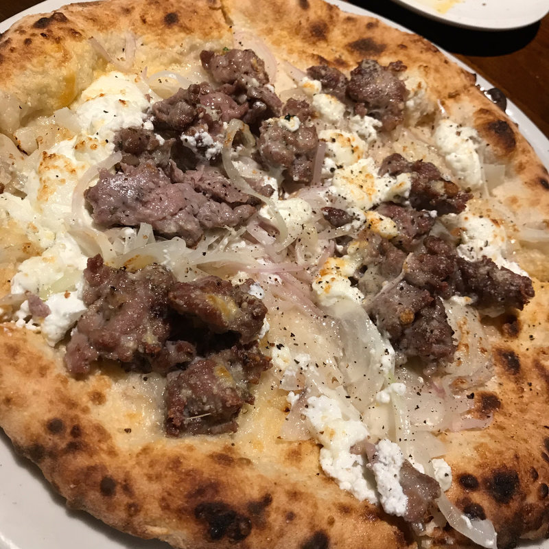 自家製サルシッチャとスカローニョと玉ねぎ、リコッタチーズのビアンコ(LEGAME)