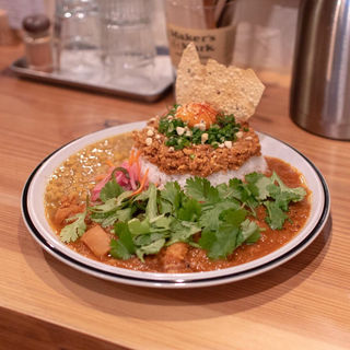 チキンカレーとキーマカレーのあいがけ パクチートッピング(スパイス スエヒロ)