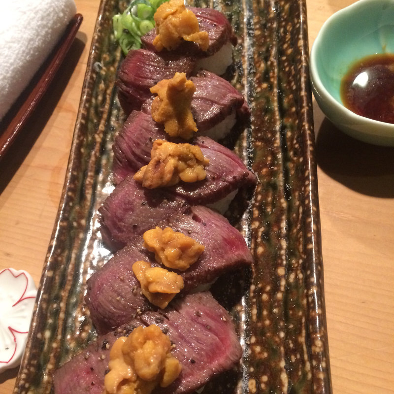 生うに乗せ炙りヒレ肉寿司(金のだししゃぶ 八馬 新宿本店)